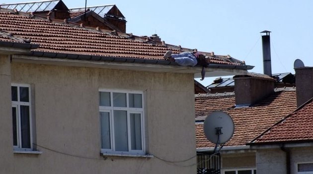 Çatıdan uyurken düşen şahıs öldü