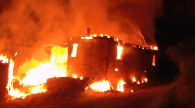 Çay demlemek isterken evi yaktı