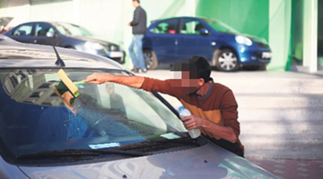 Çekbas ile polisi darp ettiler