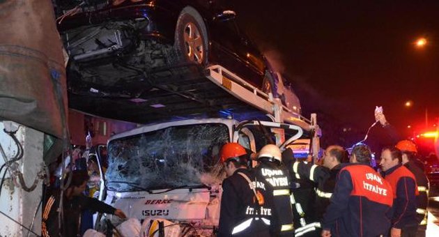 Çekici, kırmızıda bekleyen TIR'a arkadan çarptı: 2 yaralı