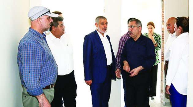 Çelikcan meclis üyeleriyle sosyal konut inşaatlarını gezdi