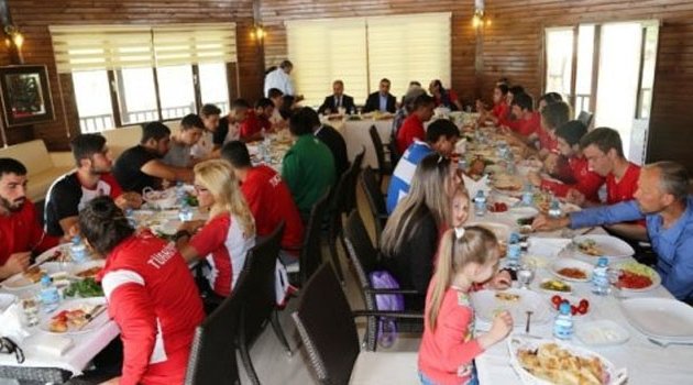 Çelikcan Milli Sporcularla Kahvaltıda Buluştu