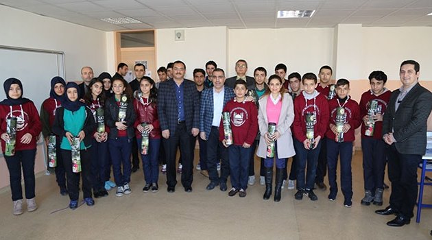 Çelikcan öğrencilere satranç takımı dağıttı