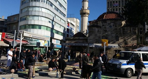 Cemaat soğuk dinlemedi, Cuma Namazı’nı kaldırımda kıldı