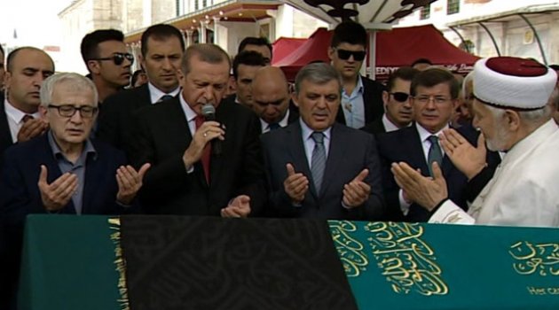 Cenazede yan yana saf tuttular