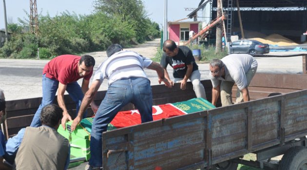 Cenazesi römorkla mezarlığa getirildi
