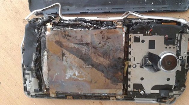 Cep telefonu elinde yandı