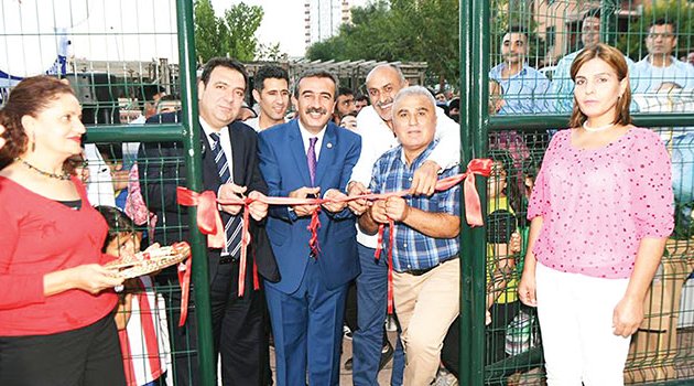 Çetin’den futbol  sahası ve park açılışı