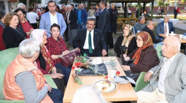 Çetin Yaşlılarla Buluştu