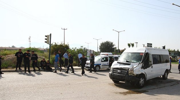 Çevik kuvvet minibüsüne kamyon çarptı: 7 yaralı