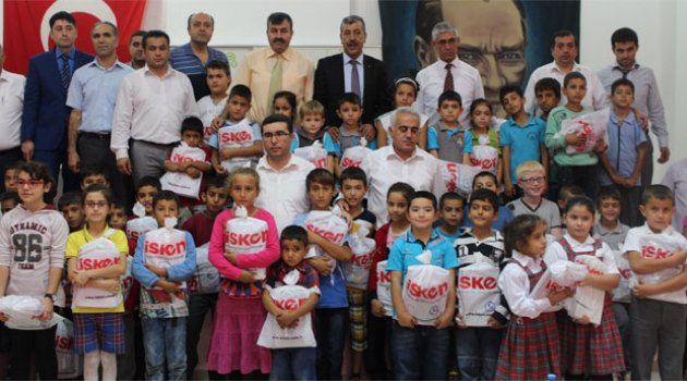 Ceyhan’da bin 100 öğrenciye kırtasiye yardımı