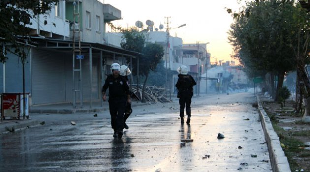 Ceyhan’da izinsiz yürüyüşe polis müdahale etti