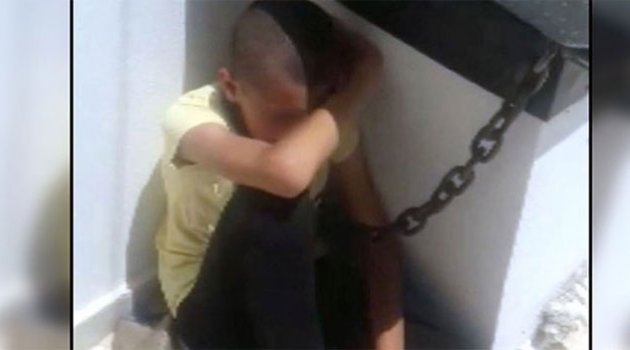 Ceza vermek için çocuğunu boynundan zincirledi