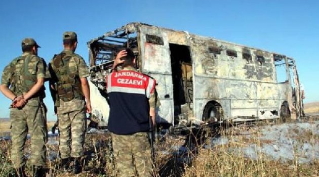 Cezaevi aracında yanarak ölen mahkumların duruşması ertelendi