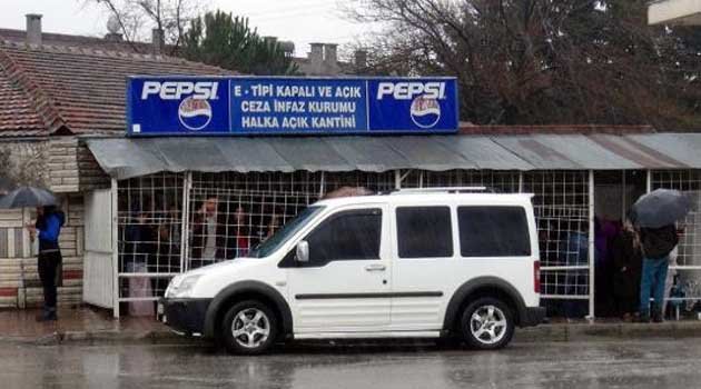 Cezaevi kantinini soydular