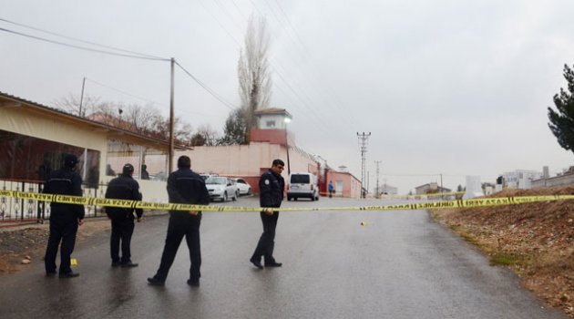 Cezaevi önünde silahlı saldırı: 3 yaralı