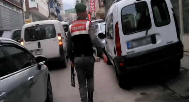 Cezaevinden adliyeye duruşmaya getirilen tutuklu kaçtı