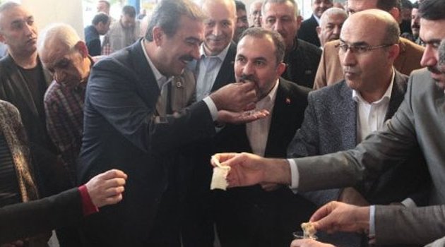 Chp’li Başkan Çetin, Ak Parti Milletvekili Dağlı’yı Balla Besledi