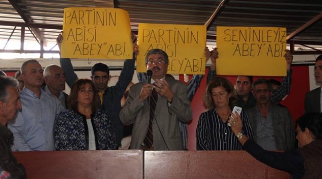 CHP’li Başkanın "Küfür ve Baskın" istifasına partililer engel oldu