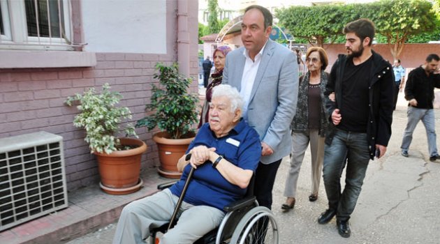 CHP’li Tümer babasını tekerlekli sandalyesiyle oy kullanmaya götürdü