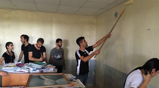 CHP'li gençler köy okulunu boyadı