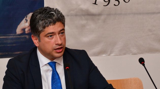 Çiftçi çocuğu Kısacık, çiftçilerin yanında