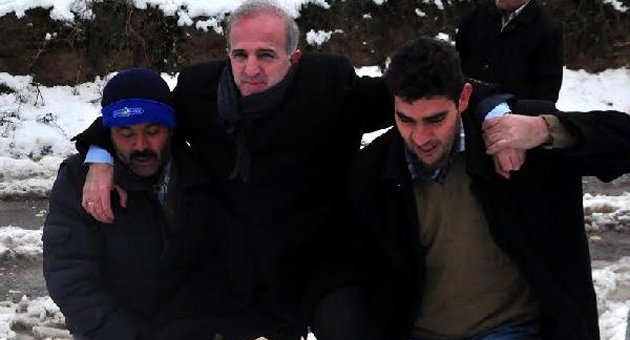 Çiftçinin omzunda hasar tespiti yapan daire müdürü görevden alındı