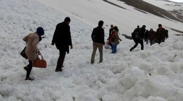 Çığ düştü 11 saat mahsur kaldılar