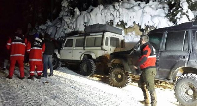 Çığ faciasında 4 işçiyi kurtarmak için zamanla yarışılıyor