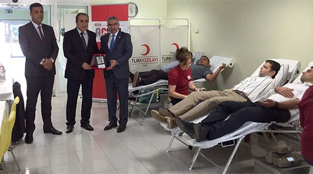 Çimento çalışanlarından Kızılay’a destek