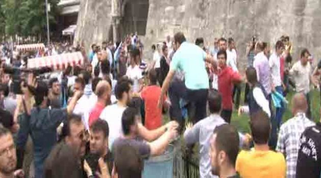 Çinli zannettikleri Koreli gruba saldırdılar