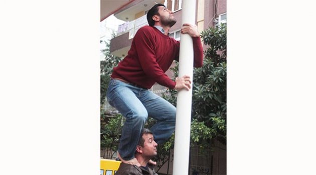Çıplak ayakla kedi kurtarma operasyonu