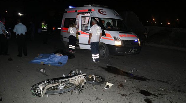 Ciple motosiklet çarpıştı 1 ölü 2 ağır yaralı