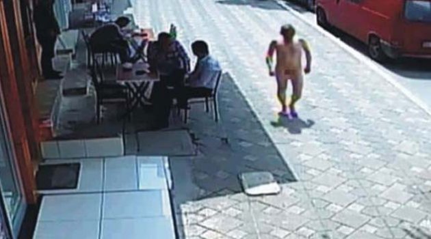Çırılçıplak dolaşan adamı dövüp polise teslim ettiler
