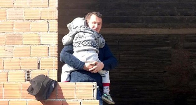 Çocuğunu kucağına alıp intihara kalkıştı
