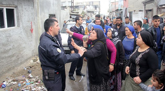 Çocuk tecavüzcüsünün evini taşladılar