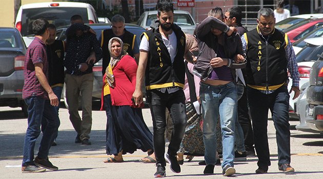 Çocukken kandırdı, cezaevinde evlendi, işkence yapıp fuhuş yaptırdı