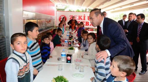 Çocuklar Başkan Sözlü ile kebap yedi