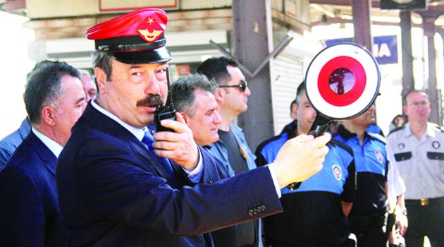 Çocuklar için tren hareket memuru oldu