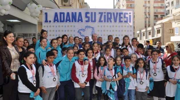 Çocuklar sırt çantalarında su taşıdı