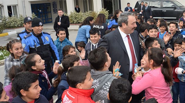 Çocukların "Osman amcası" 500 çocuğu hayvanat bahçesine götürdü