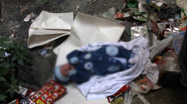 Çöplerin arasında yeni doğmuş bebek bulundu