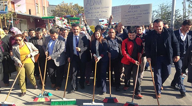 Çöplüğe süpürgeli protesto