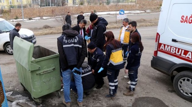 Çöpte 2 günlük erkek bebek cesedi  Görevliler bile bakamadı