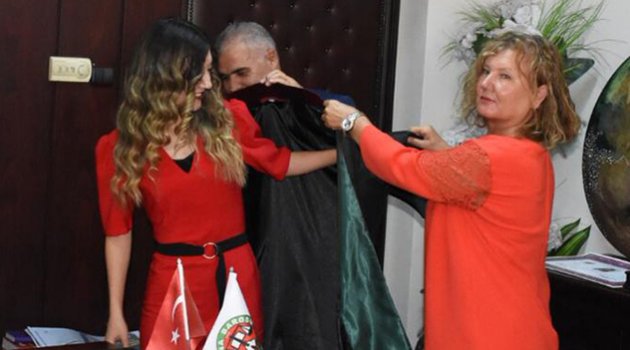 Cübbesini annesi ve babası giydirdi