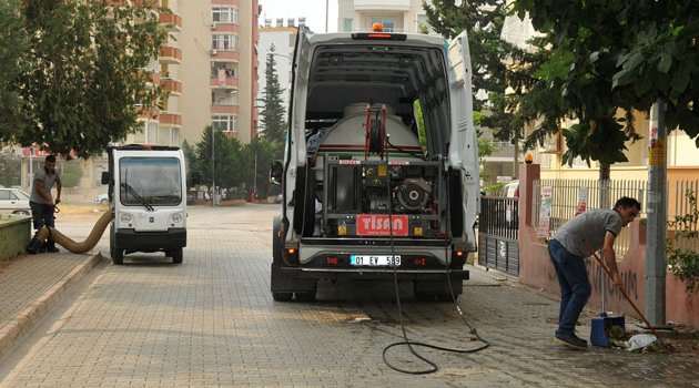 Çukurova’da yollara ilaçlı suyla temizlik