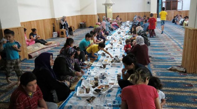 Çukurova'da çocuk iftarı
