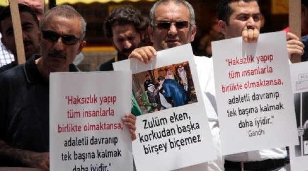 Cuma Namazı çıkışı Mursi eylemi