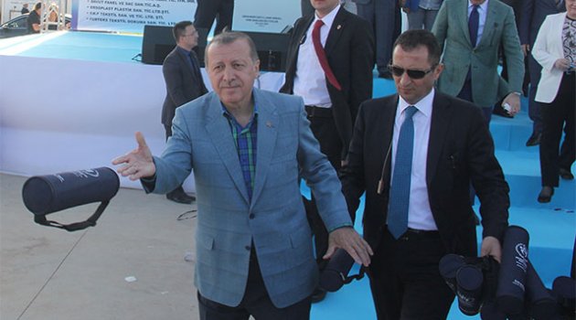 Cumhurbaşkanı Erdoğan satranç takımı dağıttı