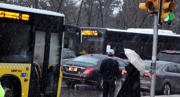Cumhurbaşkanı Erdoğan, trafiğe takıldı